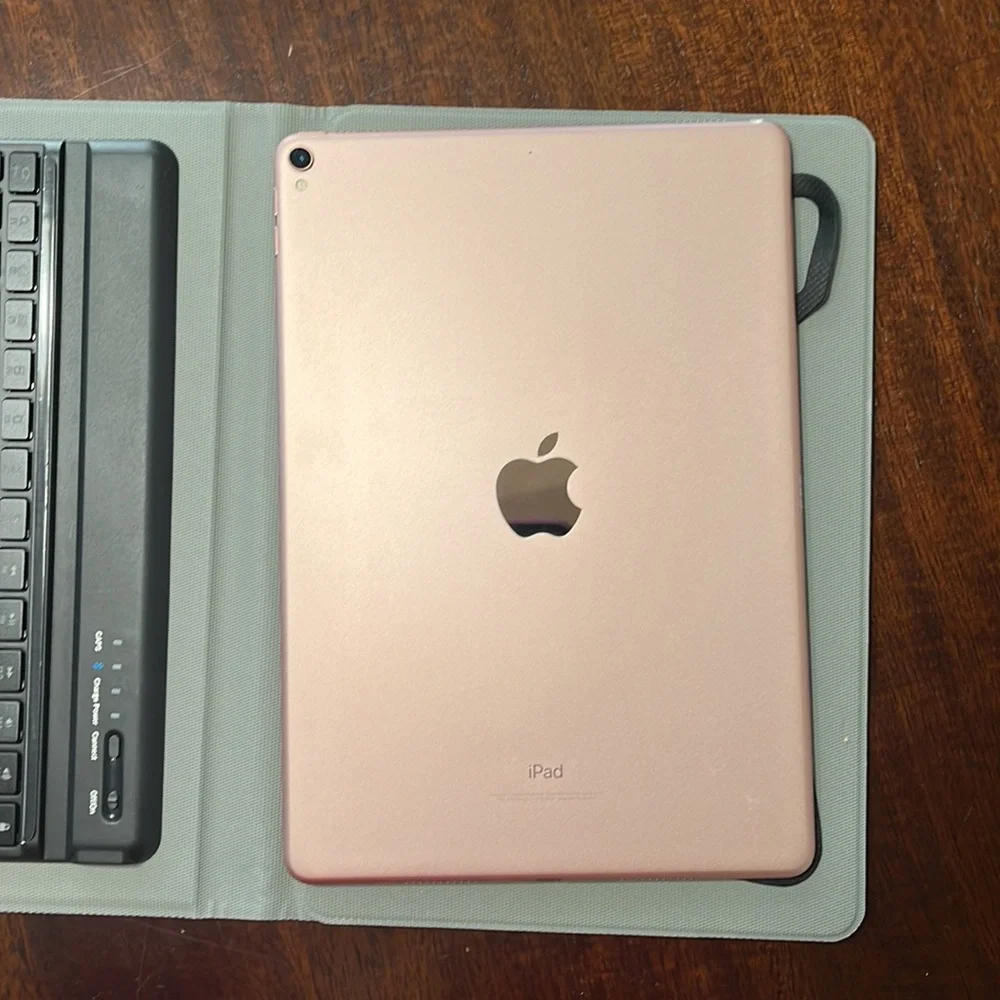 I pad pro 256 GB Wi-Fi rose gold with case, keyboard, and pencil